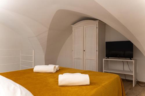 a bedroom with a bed with two white towels at Casa Dogana Apartment in Gallipoli