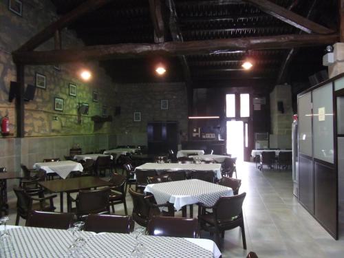 Un comedor vacío con mesas y sillas. en Los Nietos, en Briones
