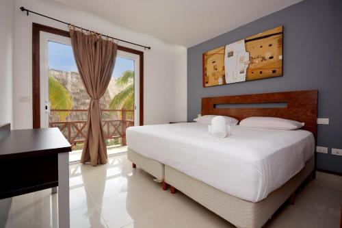 a bedroom with a bed and a large window at Luxury and confort in Quadra Alea in Playa del Carmen