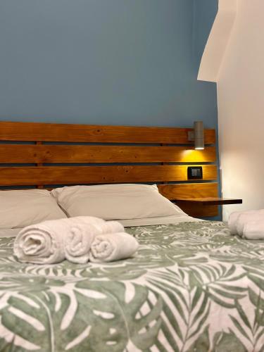 Una cama con dos toallas encima en Casa Vacanza Dante 17 Carini, en Carini