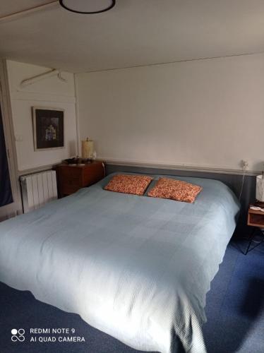 une chambre avec un grand lit dans une pièce dans l'établissement Cancale - Dans le Bourg, à Cancale