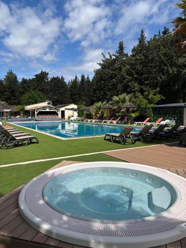 - une grande piscine avec un bain à remous dans la cour dans l'établissement La Vallée De Taradeau, à Taradeau
