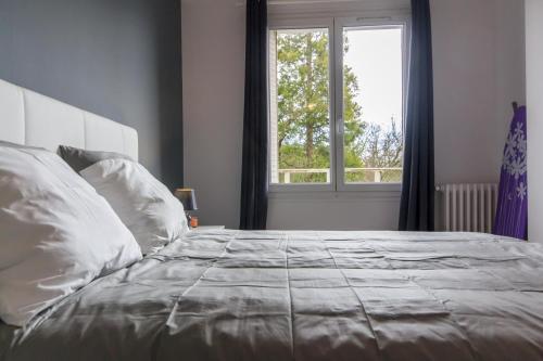 ディジョンにあるSweet Home Dijon-Arquebuseのベッドルーム1室(大型ベッド1台、窓付)