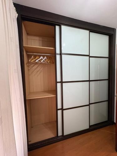 un vestidor con puertas de cristal en VUT A Casa da Herba, en Redondela