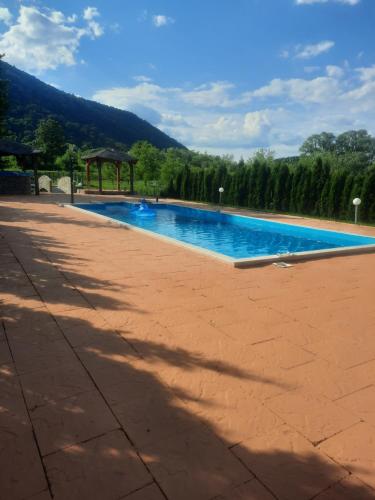 ein großer Pool mit Pavillon in einem Park in der Unterkunft Arena 2 in Ripač
