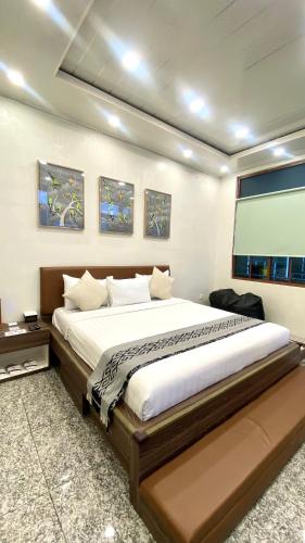 a bedroom with a large bed in a room at De Pointé Resort & Resto in Campaka