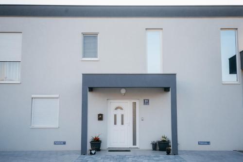 モスタルにあるLuxury Apartments Mostarの白い建物
