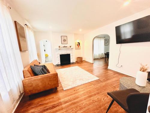 TV a/nebo společenská místnost v ubytování Eclectic Opulence Retreat