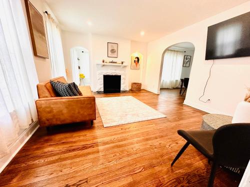 TV a/nebo společenská místnost v ubytování Eclectic Opulence Retreat