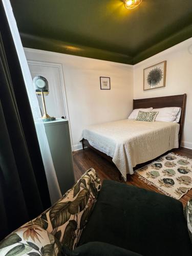 Postel nebo postele na pokoji v ubytování Eclectic Opulence Retreat