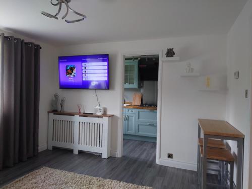 Una televisión o centro de entretenimiento en Beautiful fully renovated flat in Didcot