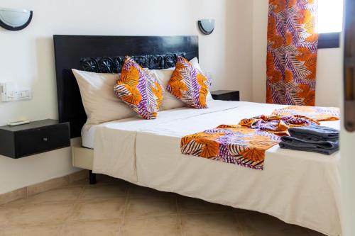 a bedroom with a large bed with colorful pillows at Aparthotel Tropical Bounty Beach L02 in Santa Maria