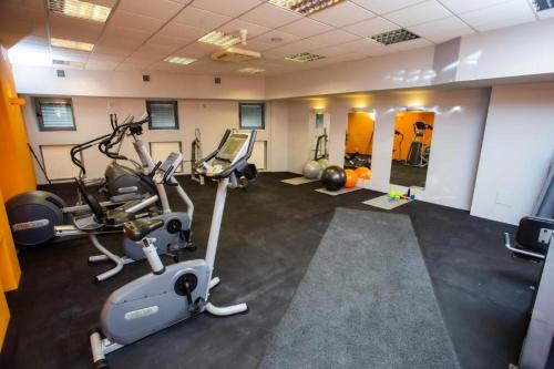 Fitness centrum a/nebo fitness zařízení v ubytování Nad Zalewem w Serocku z siłownią