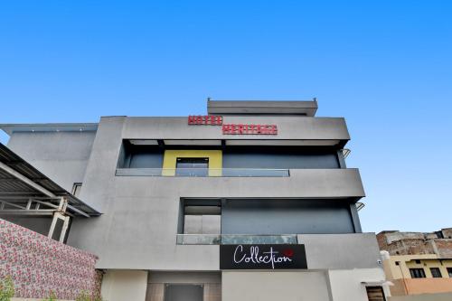 un palazzo grigio alto con un cartello sopra di Collection O Heritage a Indore