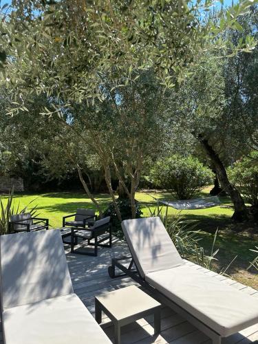 a group of benches and tables in a park at Hôtel E Tre Stelle in Bonifacio