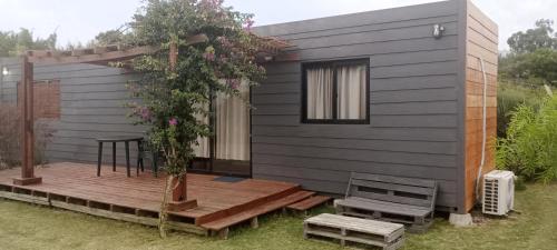 a tiny house with a deck and a pergola at PUNTA NEGRA DISFRUTABLE TODO EL AÑO! in Punta Colorada