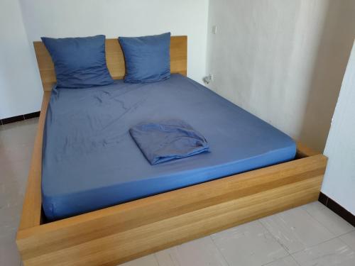 - un lit avec des draps bleus et des oreillers bleus dans l'établissement Saint louis, à Marseille