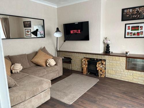 Μια τηλεόραση ή/και κέντρο ψυχαγωγίας στο 7 Bed Home - 1 minute walk to Anfield Stadium!