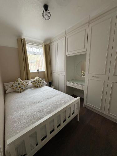 Ένα ή περισσότερα κρεβάτια σε δωμάτιο στο 7 Bed Home - 1 minute walk to Anfield Stadium!