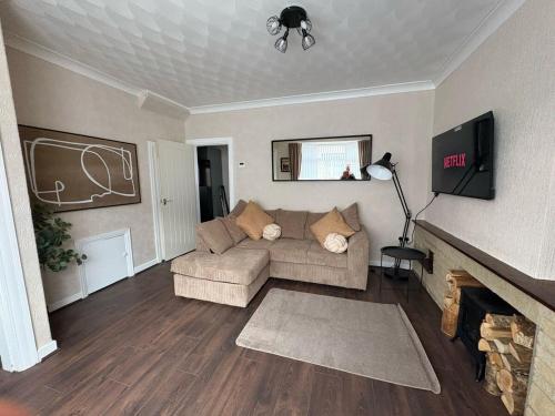 Μια τηλεόραση ή/και κέντρο ψυχαγωγίας στο 7 Bed Home - 1 minute walk to Anfield Stadium!