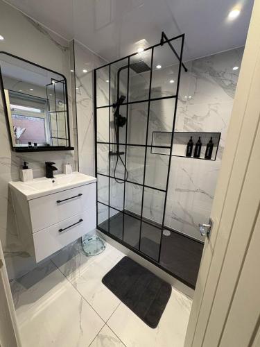 Anfield Home - Sleeps 7 - 1 min walk to Stadium! photo 4