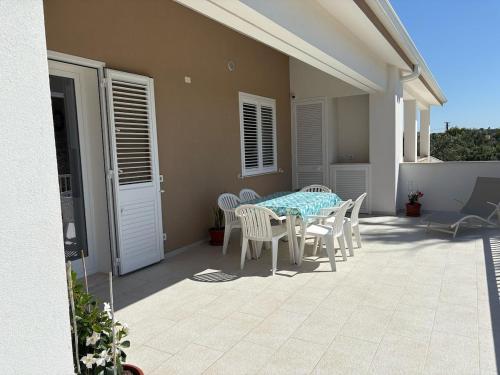 Un patio con una mesa y sillas en una casa. en Casa Dei Gelsi, en Pozzallo