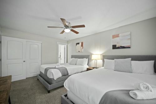 Ένα ή περισσότερα κρεβάτια σε δωμάτιο στο Spacious and Stylish Apartment right by AT&T Stadium!