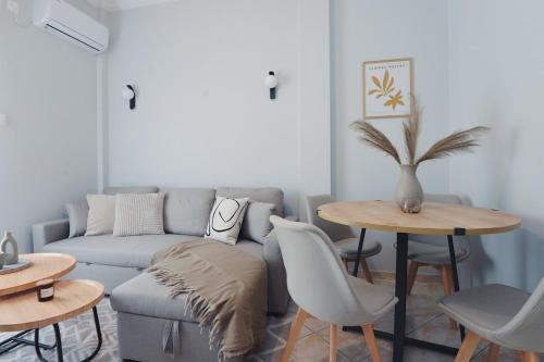 Seren Studio near Victoria Metro-Earthy Tones & Comfort
