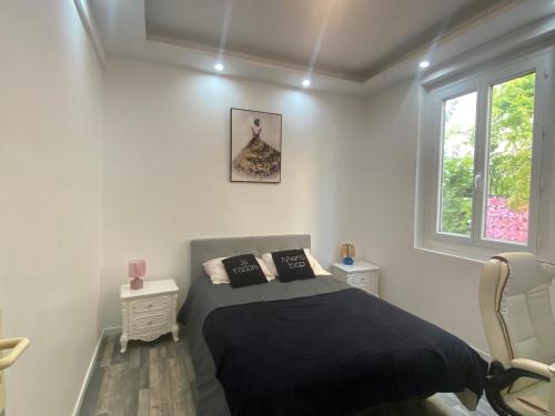 - une chambre avec un lit doté de draps noirs et une fenêtre dans l'établissement Charming house near Center Nice with new air conditioner, à Nice