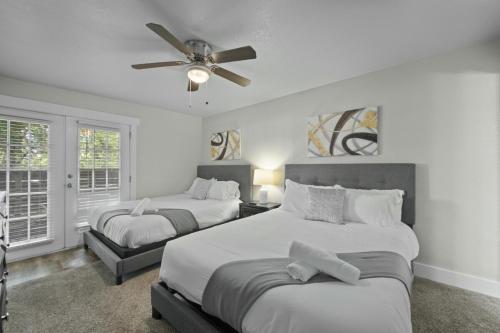 Ένα ή περισσότερα κρεβάτια σε δωμάτιο στο Spacious and Stylish Apartment right by AT&T Stadium!