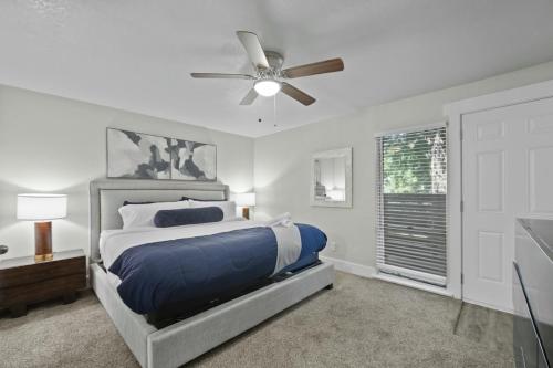 Ένα ή περισσότερα κρεβάτια σε δωμάτιο στο Spacious and Stylish Apartment right by AT&T Stadium!