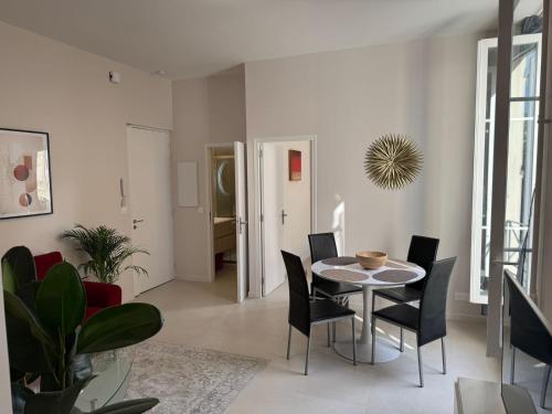 une salle à manger avec une table et des chaises dans l'établissement Ambassador Promenade !, à Nice