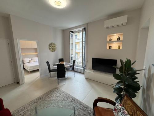 un salon avec une télévision et une salle à manger dans l'établissement Ambassador Promenade !, à Nice