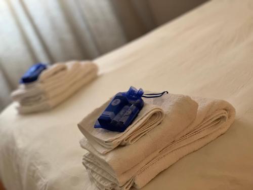 a pile of towels sitting on top of a bed at L'Aurora Casa Vacanze in Anzio