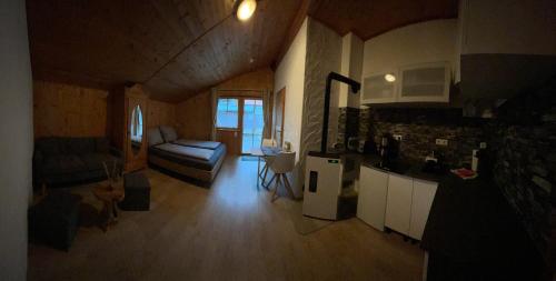 eine Küche und ein Wohnzimmer mit einer Couch und einem Tisch in der Unterkunft Billes gemütliches Gästezimmer Zugspitz Arena in Bichlbach