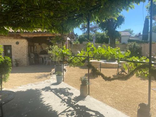Κήπος έξω από το GITE DU ROY D'AMONT Plaine de l'Ain, Parking, Local vélo et table d'hôtes