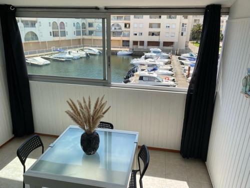 une table dans une pièce avec vue sur une marina dans l'établissement Studio NICE VIEW, à Sète