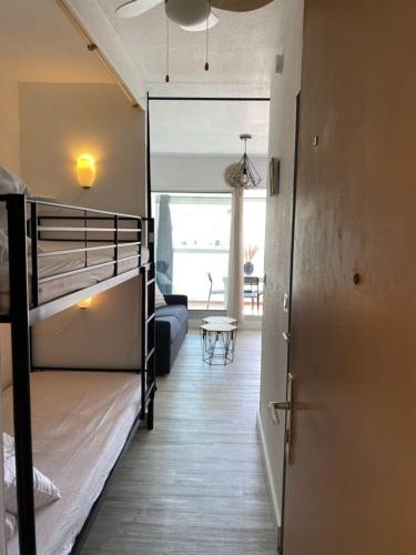 Cette chambre comprend 2 lits superposés et un couloir. dans l'établissement Studio NICE VIEW, à Sète