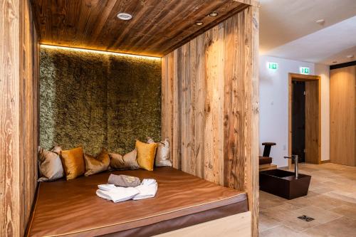 een kamer met een houten bank met handdoeken erop bij BEIM LOIS Isskogelblick - AlpenLuxus Collection in Gerlos