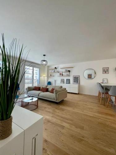 Coté Paname large 2 bedroom apartment with parking space