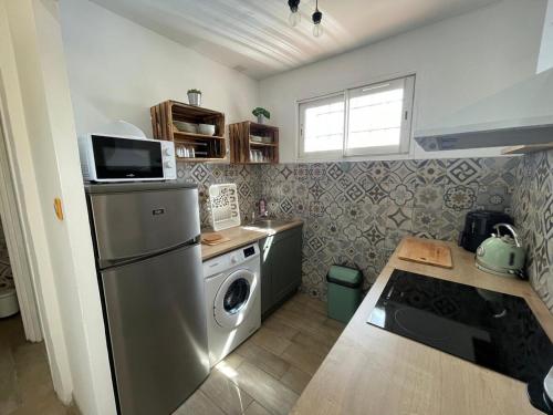 une cuisine avec un lave-linge et un lave-linge dans l'établissement T2 Jardin Privé, Côté Bleue, Bord de mer, à Sausset-les-Pins