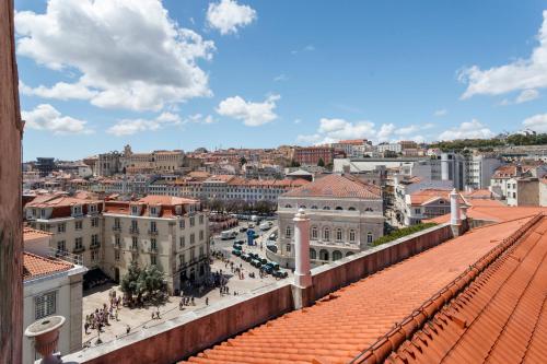 Pemandangan umum bagi Lisbon atau pemandangan bandar yang diambil dari rumah tamu ini