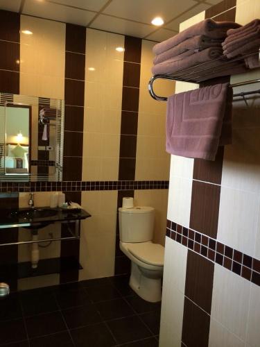a bathroom with a toilet and a sink at Aranyaprathet Riverside resort in Ban Khok (1)