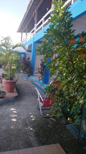 un banco frente a un edificio con plantas en Pousada vitoria praia de serrambi-pe, en Ipojuca
