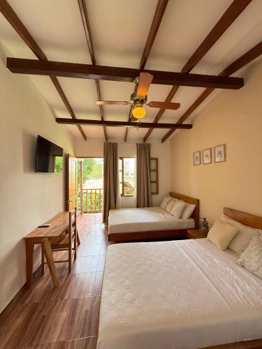 um quarto com 2 camas e um tecto em Hotel Jardin Boutique rodadero em Santa Marta