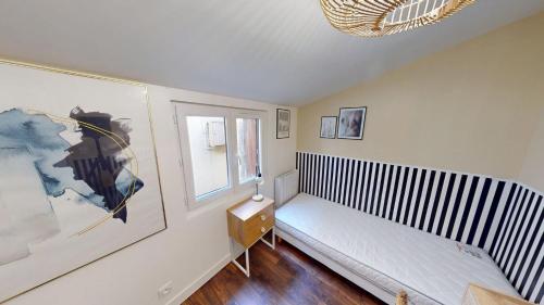 une chambre avec un banc et une fenêtre dans l'établissement F5 - Rousseau, au Havre