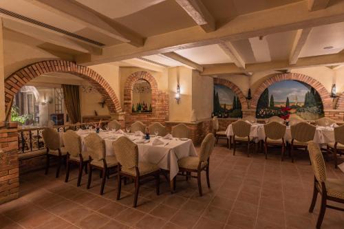 ein Restaurant mit Tischen und Stühlen in einem Raum in der Unterkunft Stella Di Mare Grand Hotel in Ain Suchna