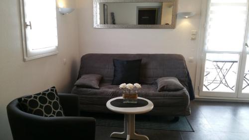 un salon avec un canapé et une table dans l'établissement Résidence baie de la baule, à La Baule