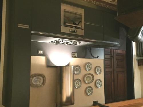 een keuken met borden aan de muur bij La Casa di Einstein in Genua