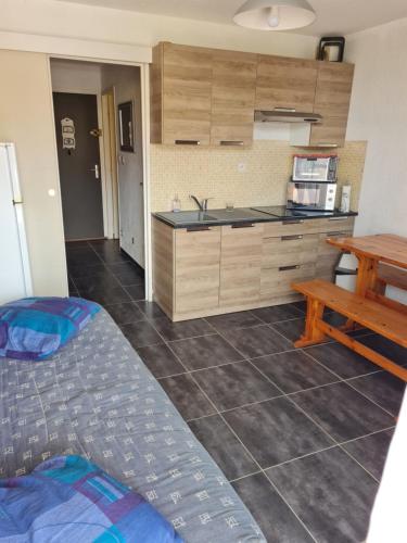 une cuisine avec un évier et un comptoir dans l'établissement Quatre Vent, à Gruissan